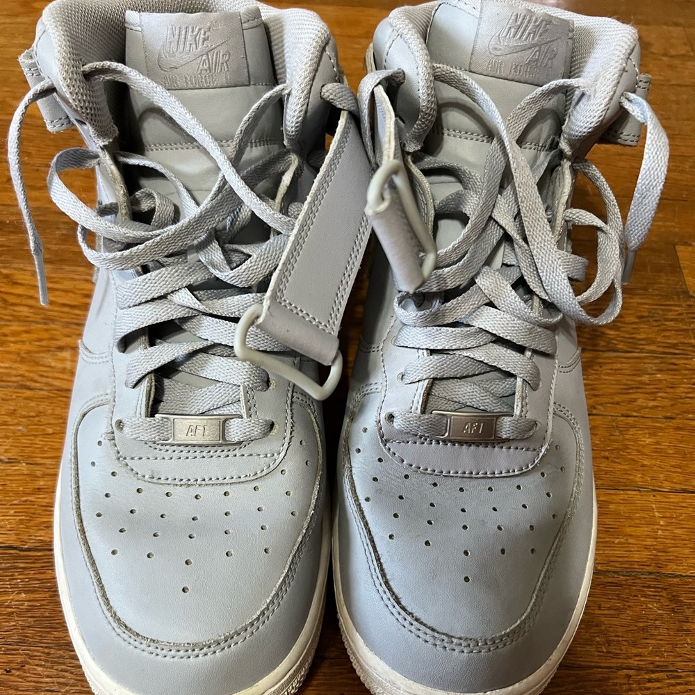 Gray men’s High Top Air Force 1’s.
